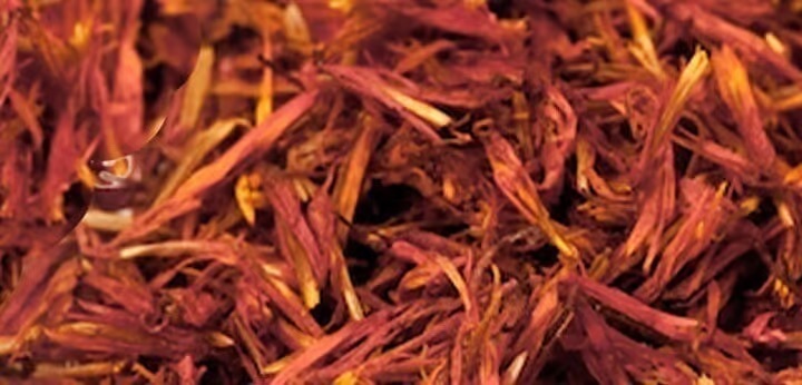 Sandalwood note – soft creamy tone grounding the base