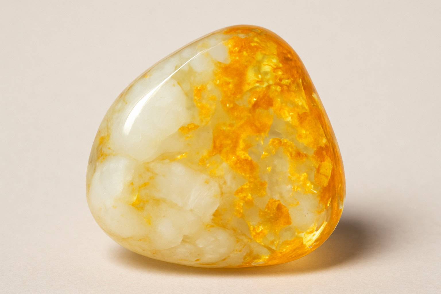 White Amber note – smooth luminous warmth