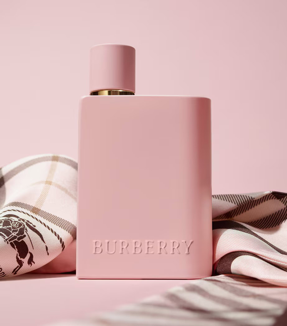 burberry her vanilla absolute eau de parfum expresses a bold and enveloping mood through a smooth, gourmand leaning structure
