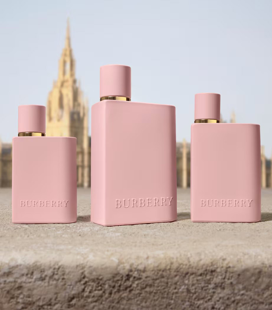 burberry her vanilla absolute eau de parfum unfolds as a sensual fragrance defined by depth, warmth, and a pronounced vanilla character